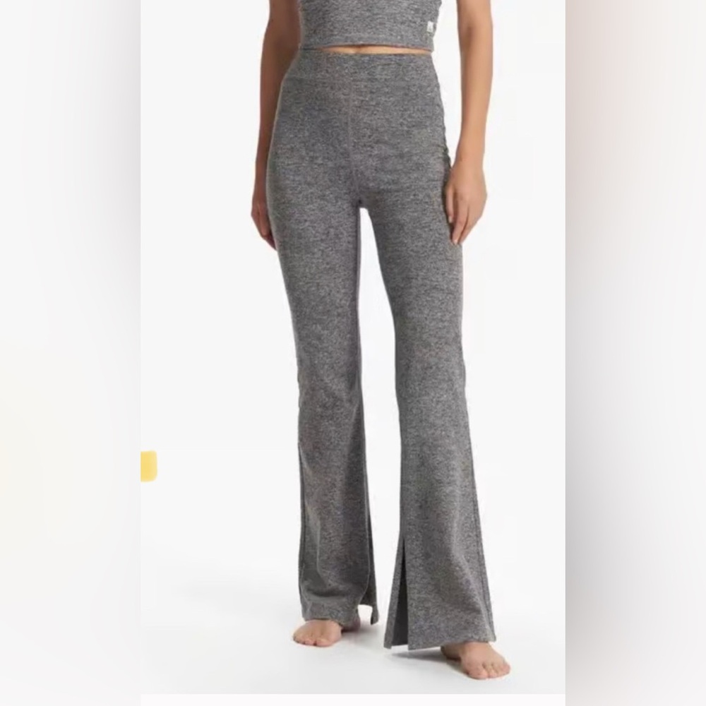 Vuori granite flare legging